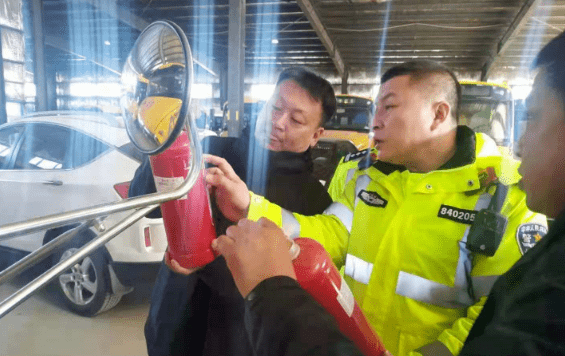 【校園安全】通榆縣教育局校車辦聯(lián)合縣交警大隊(duì)開展校車安全檢查