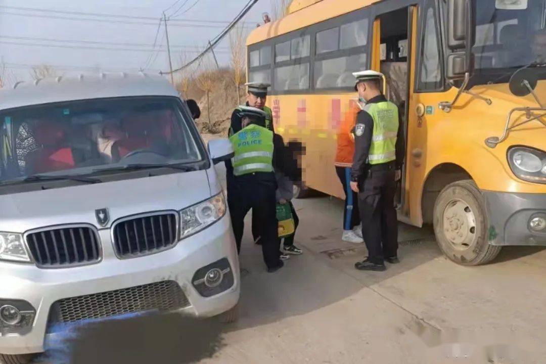 一面包車(chē)充當(dāng)校車(chē)接送孩子被查