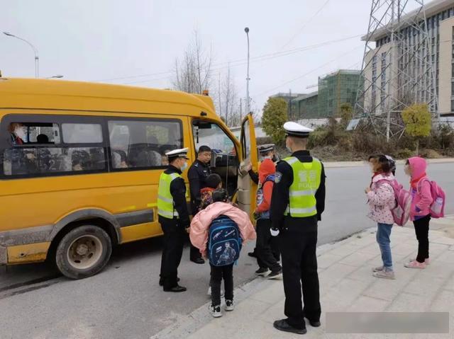 杜絕校車超員，紅安警方嚴(yán)格把關(guān)