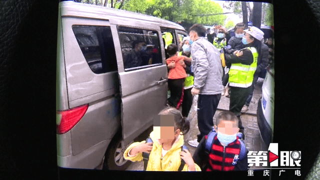 “黑校車”運送幼兒園學生 沒有資質(zhì)還超員裝載
