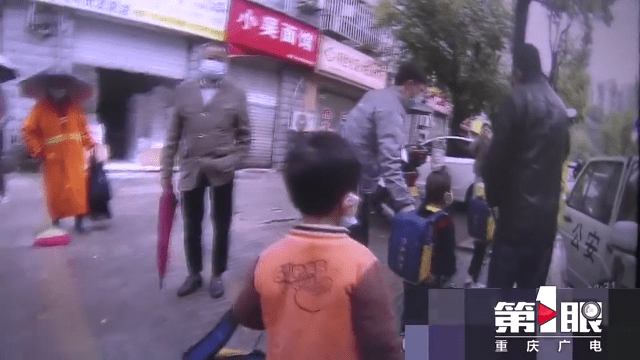 “黑校車”運送幼兒園學生 沒有資質(zhì)還超員裝載