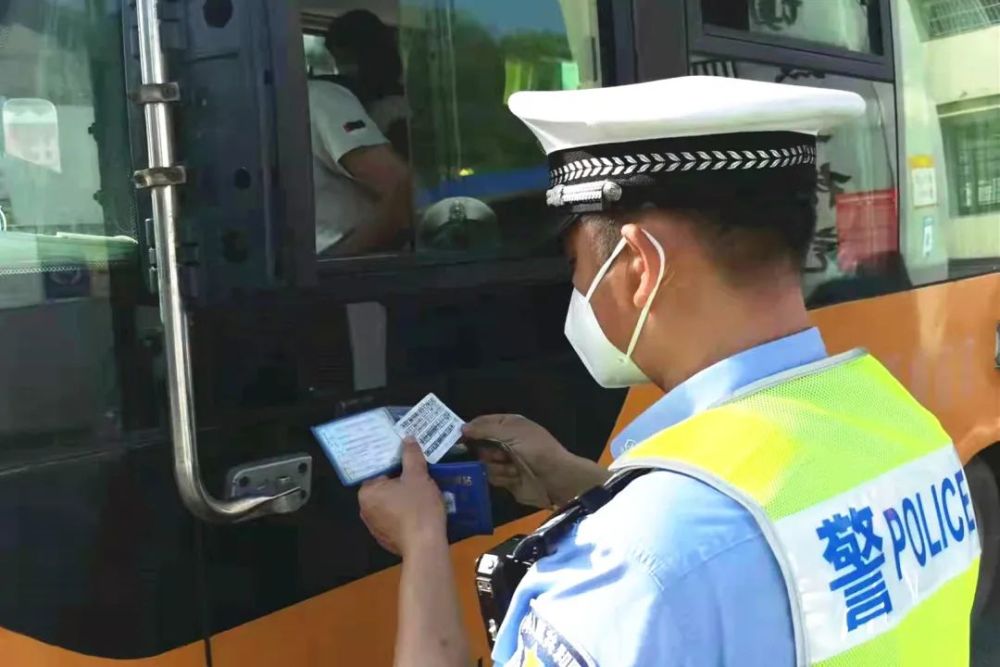 交警大隊開展校車安全突擊檢查，護航平安上學路