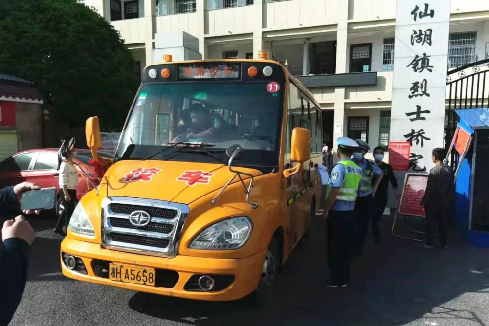 交警大隊開展校車安全突擊檢查，護航平安上學路