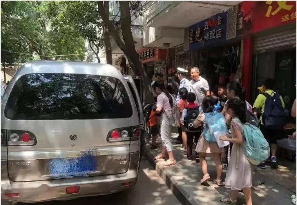 罰款+扣車！平潭交警嚴查“黑校車”！