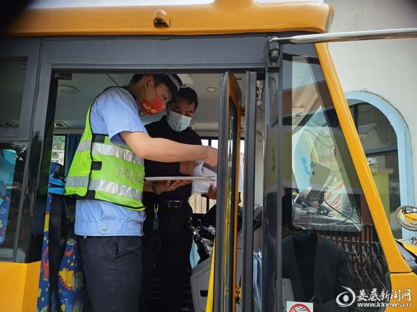 白馬鎮(zhèn)組織開展校車安全大檢查