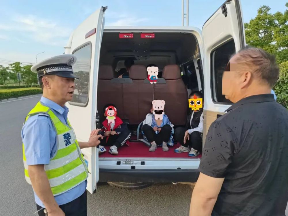 “黑校車”嚴(yán)重超員 金寨公安交警嚴(yán)懲不貸