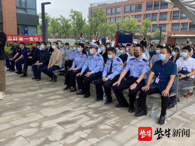 校車發(fā)生交通事故，并引發(fā)自燃？原是多部門聯(lián)合開展校車突發(fā)事故應急演練