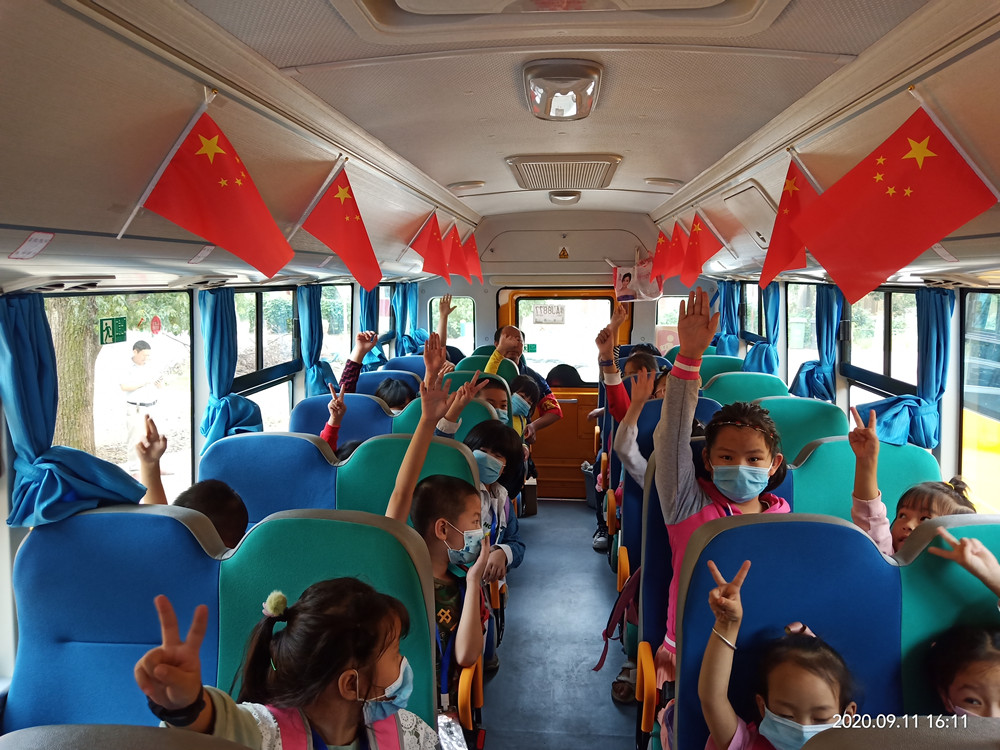 圖為校車內環境整潔舒適。