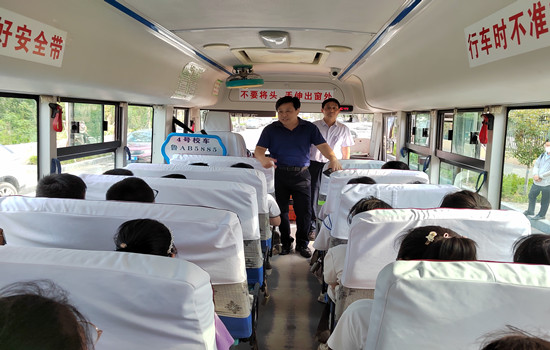 濟(jì)南高新區(qū)稼軒小學(xué)開(kāi)展校車安全應(yīng)急演練活動(dòng)