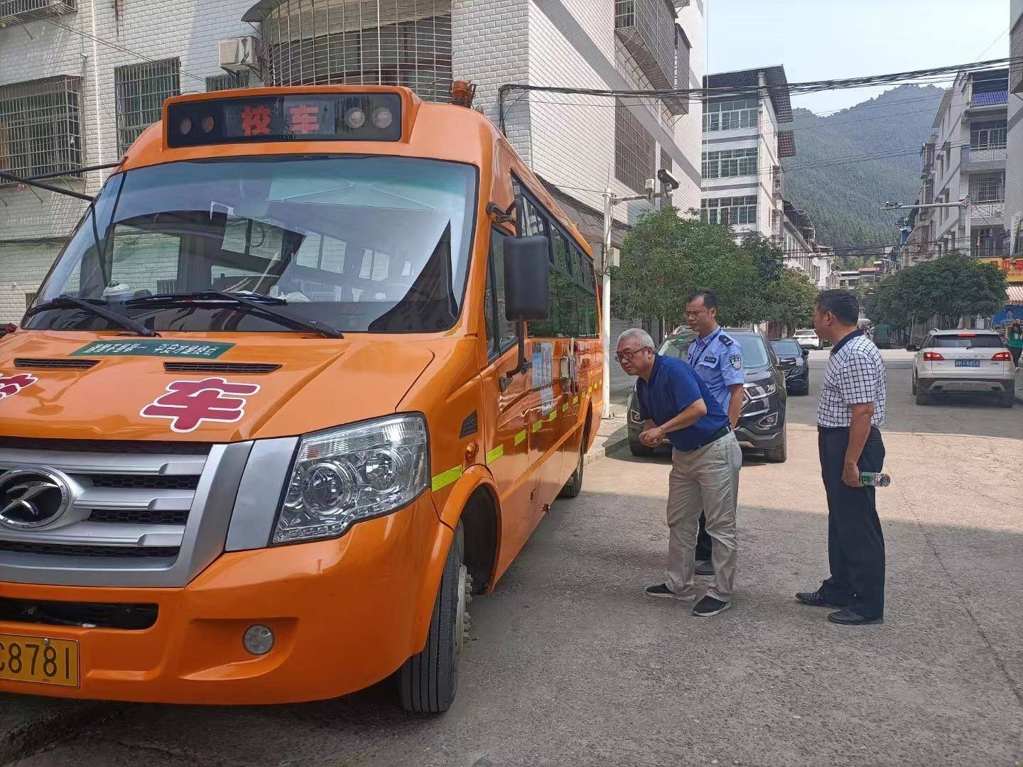 金洞：強(qiáng)化校車(chē)監(jiān)管 確保“花朵”安全