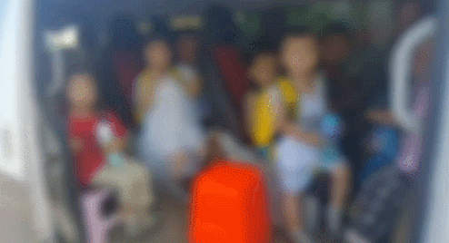 24個孩子塞進核載9人的“黑校車”，司機被立案偵查｜一線微觀