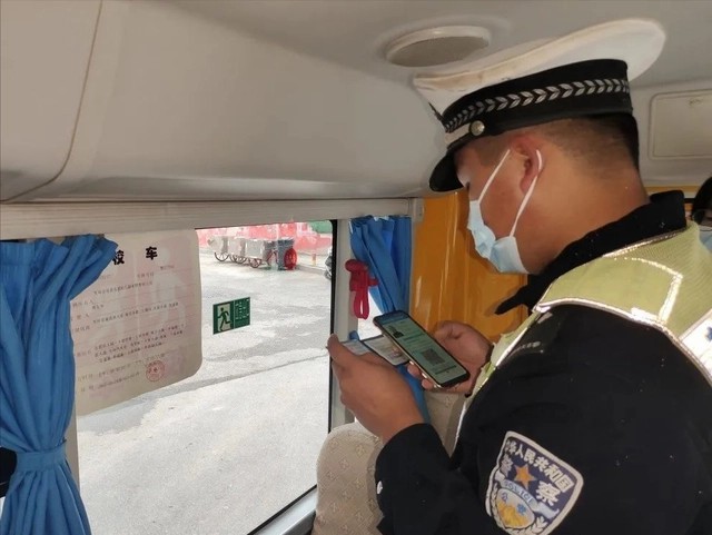 嚴(yán)把校車(chē)安全關(guān) 護(hù)航平安上學(xué)路
