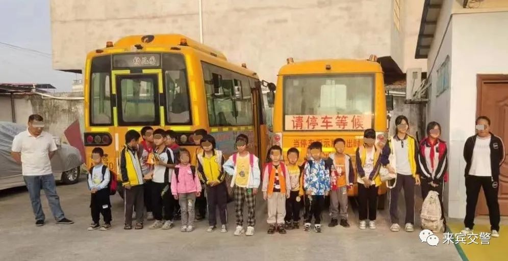 反面教材！校車司機(jī)超員，乘車小孩全都不系安全帶……