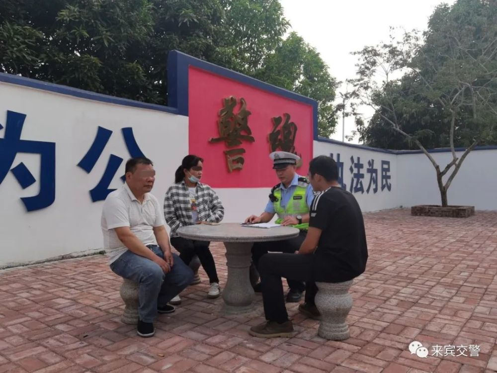 反面教材！校車司機(jī)超員，乘車小孩全都不系安全帶……