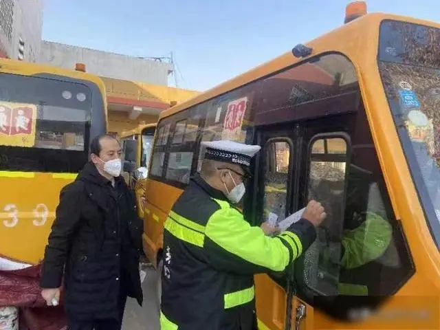 富平交警：“三個(gè)加強(qiáng)”落細(xì)落實(shí)校車“全過程”安全管理