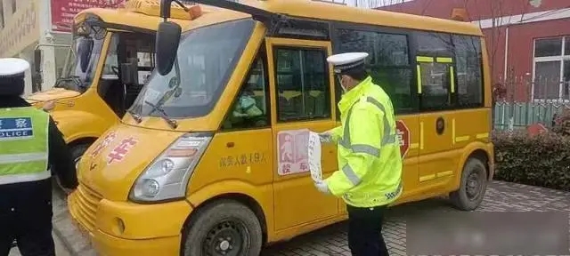 富平交警：“三個(gè)加強(qiáng)”落細(xì)落實(shí)校車“全過程”安全管理