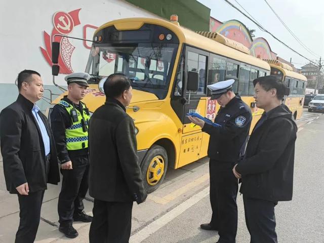 楊凌交警聯(lián)合多部門開展校車安全檢查