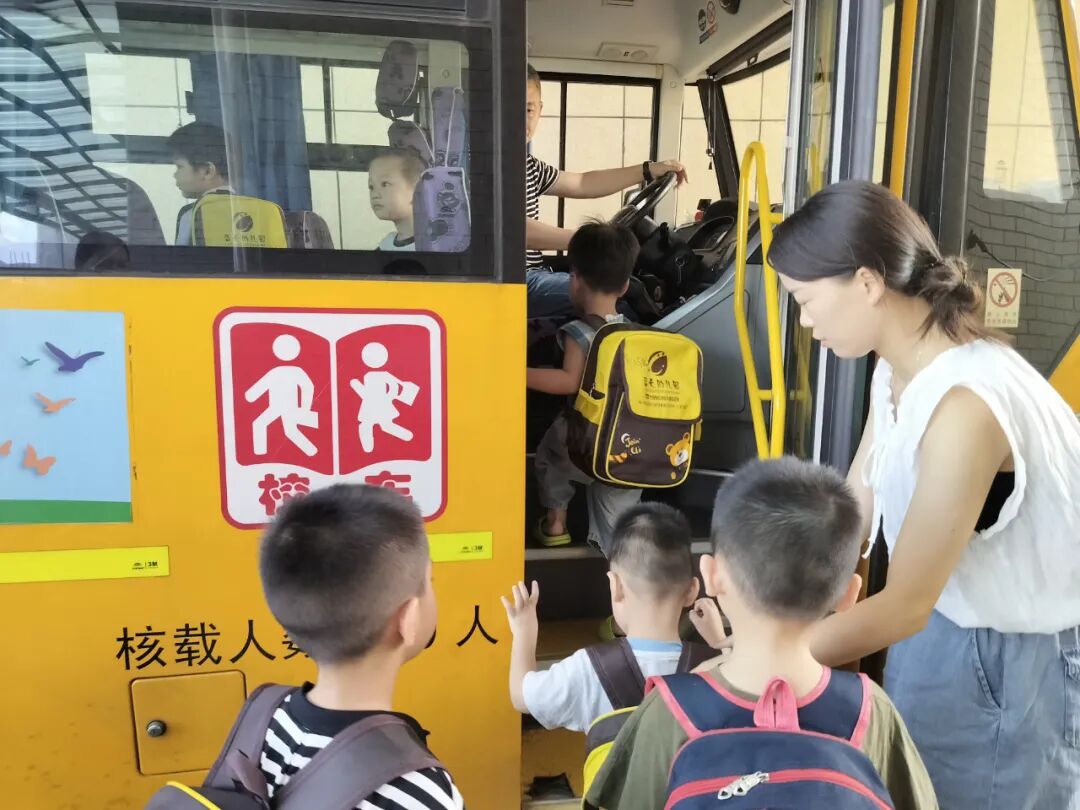【校車安全】安全乘校車 平安伴我行——榜頭鎮藍天幼兒園校車安全應急演練