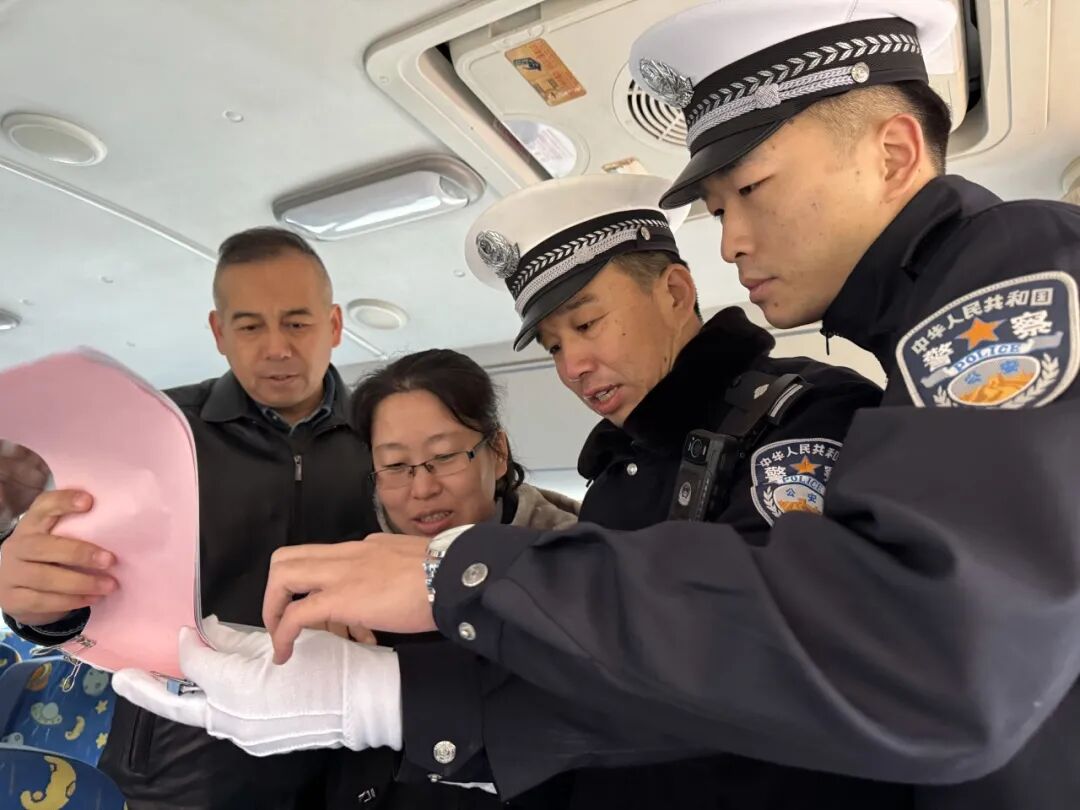 交警三大隊(duì)開展校車安全大檢查/ 交警三大隊(duì)開展校車安全大檢查