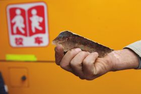 4月20日，益陽市岳家橋鎮(zhèn)，校車承包人陳先生正在展示損壞的校車部件。據(jù)他介紹，黃河牌校車買回來，前保