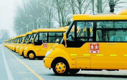 深圳校車統(tǒng)一變“大鼻子” 非國標(biāo)校車將退出歷史舞臺