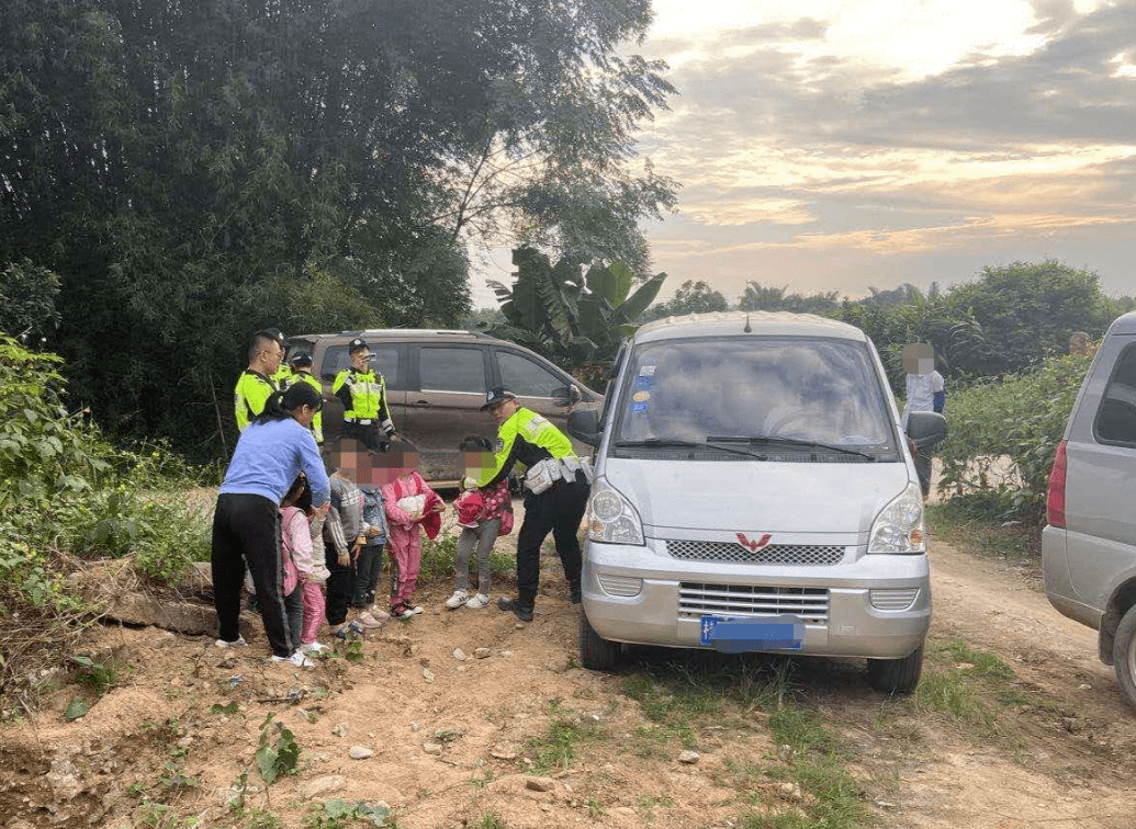 廣西：梧州這輛 “黑校車” 讓人嚇一跳！如此超載，實在危險