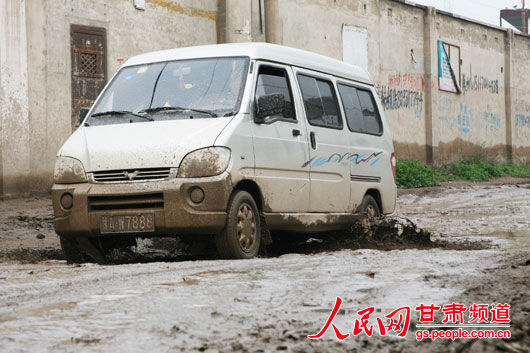彭家坪鎮一位居民戲稱：“過車就像是跑越野拉力賽?！保步z）