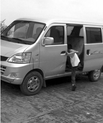 榆林學(xué)校周邊再現(xiàn)黑校車 一學(xué)期4000元接送費