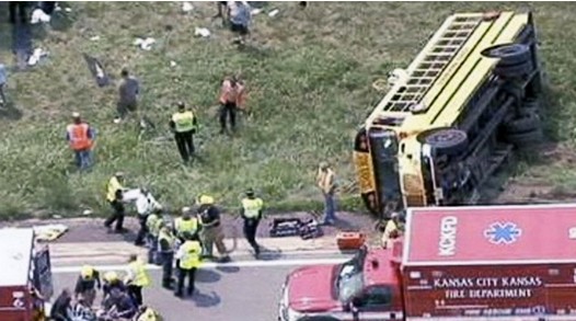 美國(guó)一搭載36人校車發(fā)生側(cè)翻15人被送往醫(yī)院