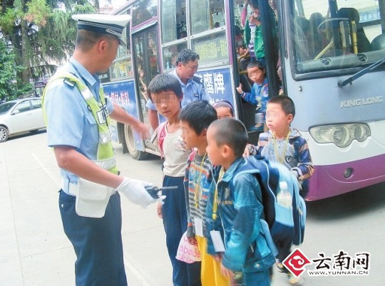 設(shè)計臺詞：乖，按順序下來排好隊。