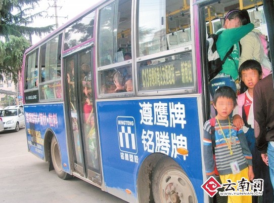 設(shè)計臺詞：娃娃些，你們是咋擠進去的呀？ 交警供圖