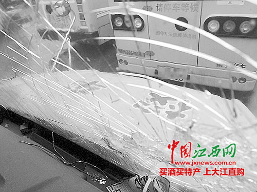 鄱陽探索公司化運(yùn)行校車開學(xué)第一天遭客運(yùn)司機(jī)攔截