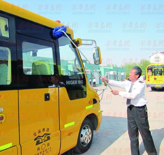 孫寶信在擦拭校車。
