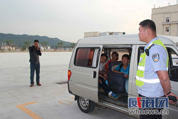 威海交警路巡 逮住一輛無(wú)合法資質(zhì)黑校車(chē)