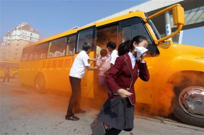 “起火了，同學(xué)們用毛巾捂住口鼻，抓緊從前門(mén)、后門(mén)下車(chē)。”昨日下午，交運(yùn)黃島汽車(chē)總站聯(lián)合開(kāi)發(fā)區(qū)消防大隊(duì)、開(kāi)發(fā)區(qū)育才中學(xué)，開(kāi)展了大規(guī)模的消防應(yīng)急演練活動(dòng)。