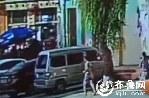 監(jiān)控畫面顯示，9小時后，幼兒園工作人員才發(fā)現(xiàn)車內(nèi)的女童（視頻截圖）