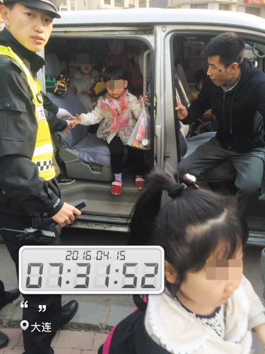 黑校車?yán)锶麧M了孩子。