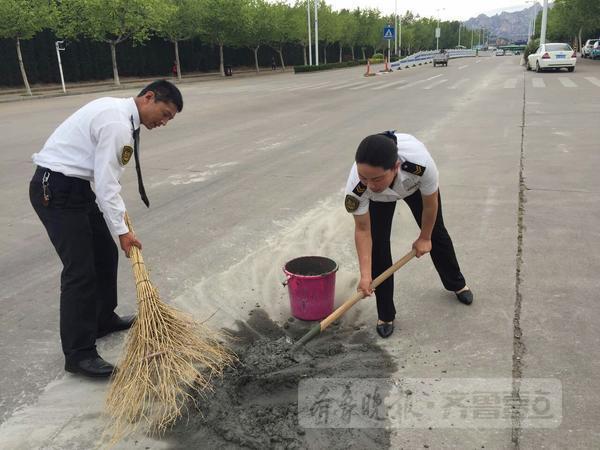 水泥石子灑一路，校車司機客串“清潔工”