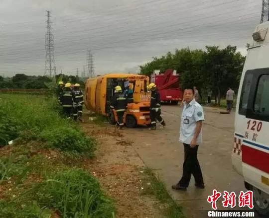 廣東東莞校車側(cè)翻致一女生死亡