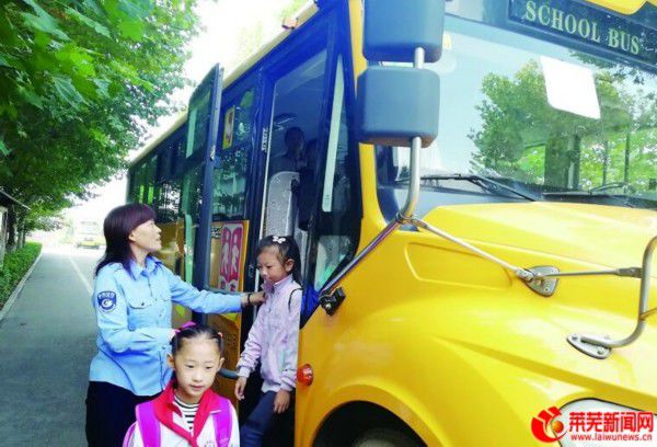 山東汶水學校34名學生坐上“大鼻子”校車