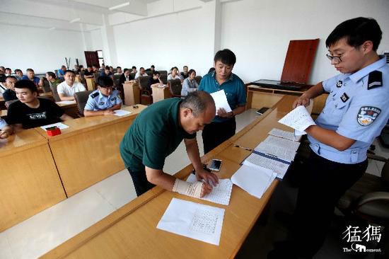 河南鄭州53家幼兒園小學(xué)校車排隊(duì)體檢 不合格要處罰