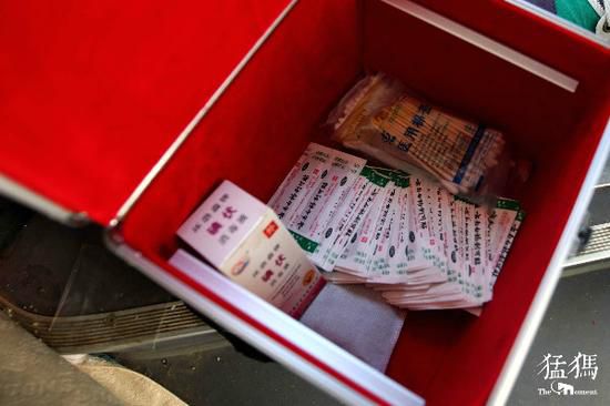 河南鄭州53家幼兒園小學(xué)校車排隊(duì)體檢 不合格要處罰