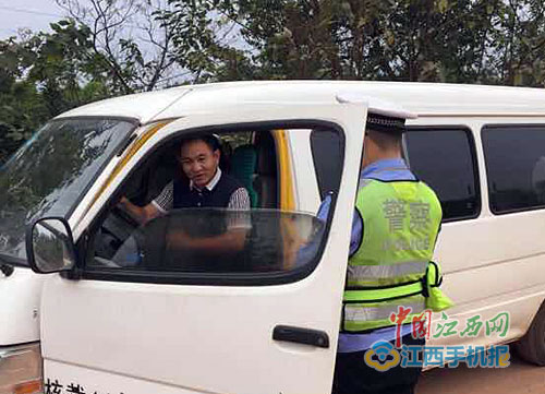 交警半路截下幼兒園“黑校車”