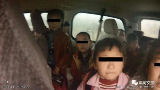 漯河交警對一“校車”開出萬元罰單 全程錄像