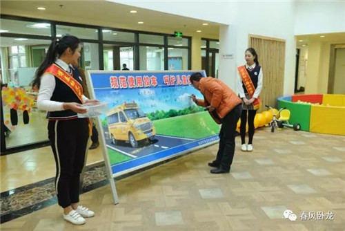 臥龍區(qū)教體局對(duì)校車(chē)安全工作使用培訓(xùn)并現(xiàn)場(chǎng)操作示范
