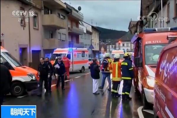 德國(guó)一校車(chē)發(fā)生交通事故 48人受傷包括43名兒童