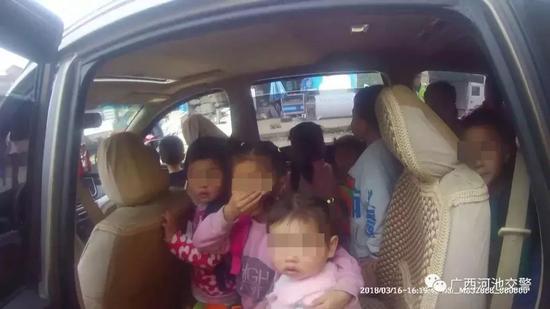 廣西一校車核載7人實(shí)載16人！超載上路太危險(xiǎn)