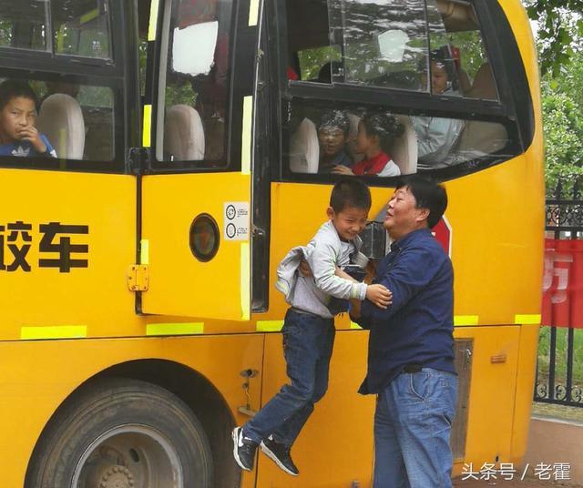 山東省濱州市：陽(yáng)信縣翟王鎮(zhèn)中小學(xué)教會(huì)學(xué)生1分鐘安全逃離校車(chē)
