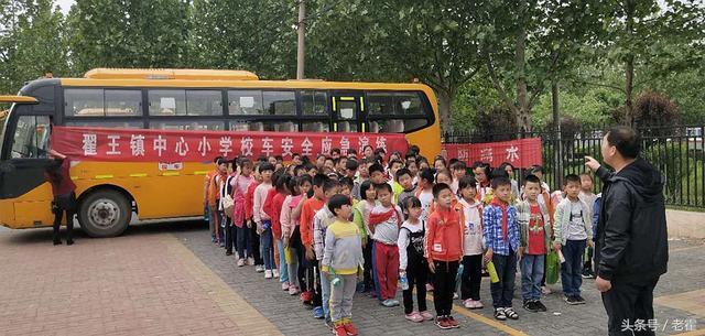 山東省濱州市：陽(yáng)信縣翟王鎮(zhèn)中小學(xué)教會(huì)學(xué)生1分鐘安全逃離校車(chē)