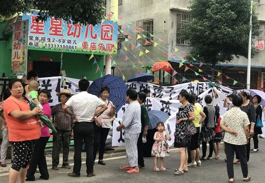 要命！男孩在校車內(nèi)被活活悶死！這事誰來負(fù)責(zé)？